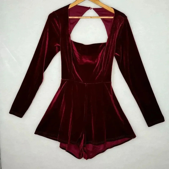 NWT LULUS Feeling Cheery Burgundy Velvet Long Sleeve Romper Whimsygoth Size L - Picture 2 of 7